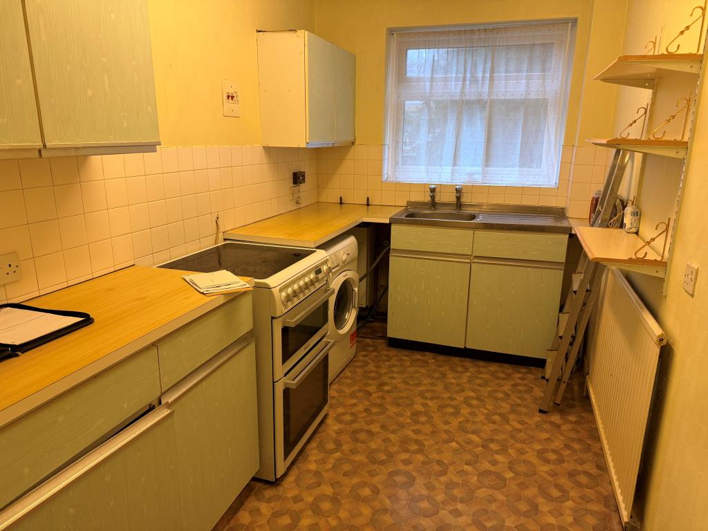Lot: 80 - GROUND FLOOR FLAT WITH GARAGE IN NEED OF UPDATING - Fitted kitchen with window to front